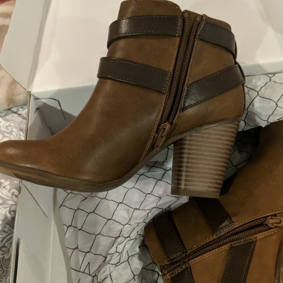 Shoes - Picture 3 of 4